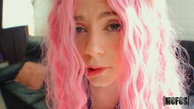 Немка с розовыми волосами снимается в парке - порно видео